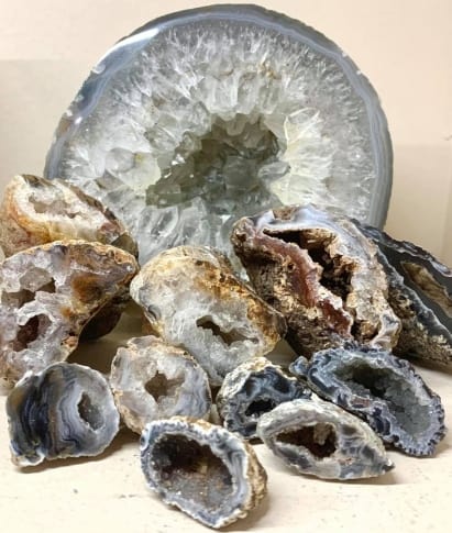 5 Ways to Crack Open a Geode - wikiHow